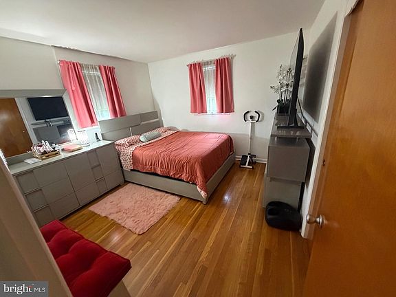 4th image of 2633 Sutton Pl