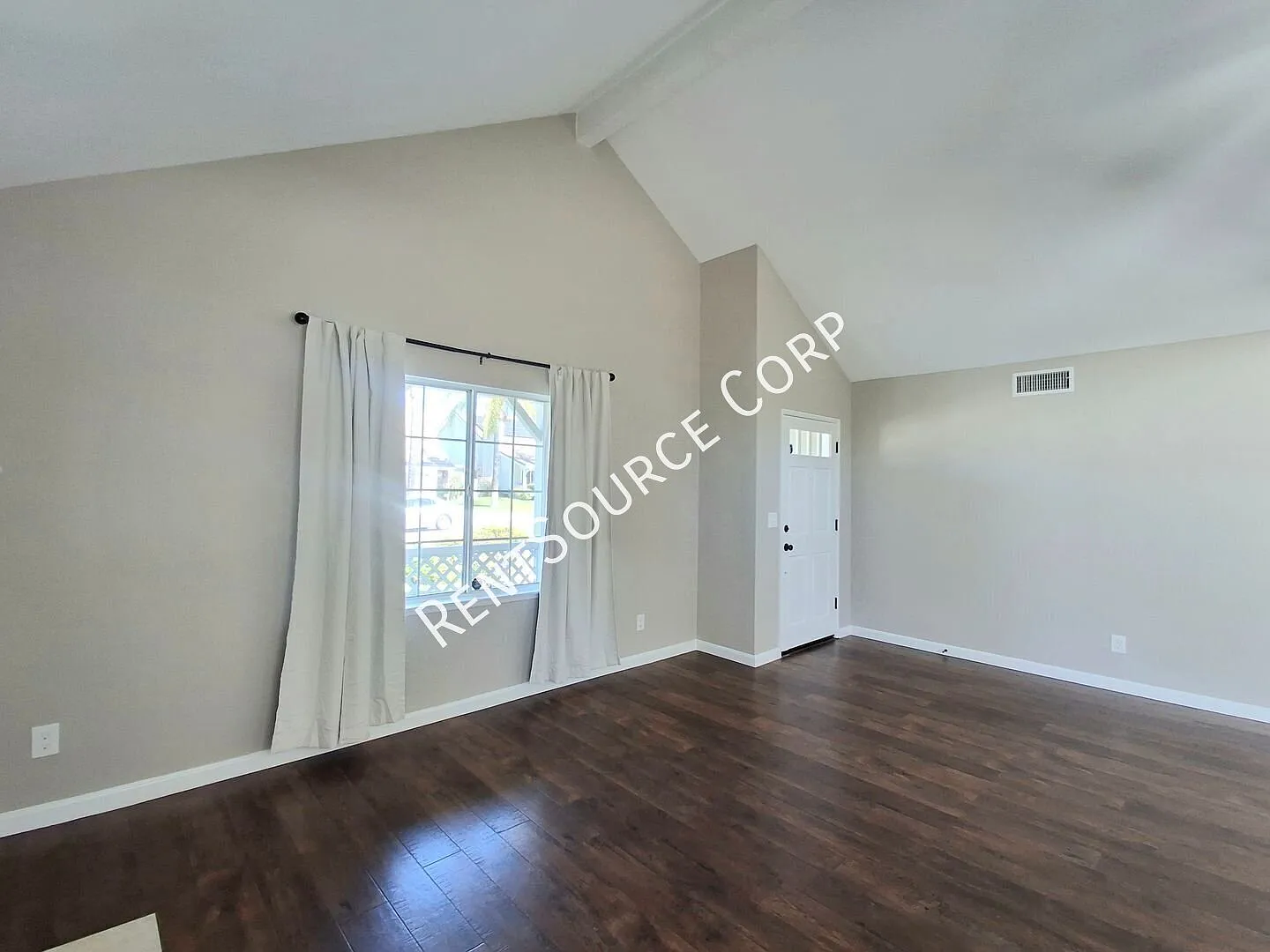 2 Bedroom 3 Bathroom House for Lease in Valencia — Photo 4