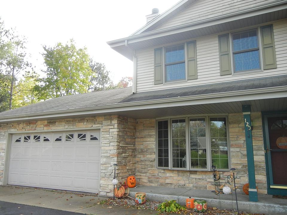Main with 2 1/2 Car Garage