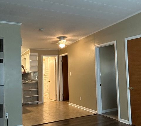 3rd image of 211 Elm Pl