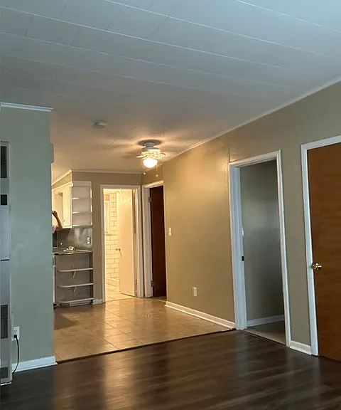 211 Elm Pl — Photo 3
