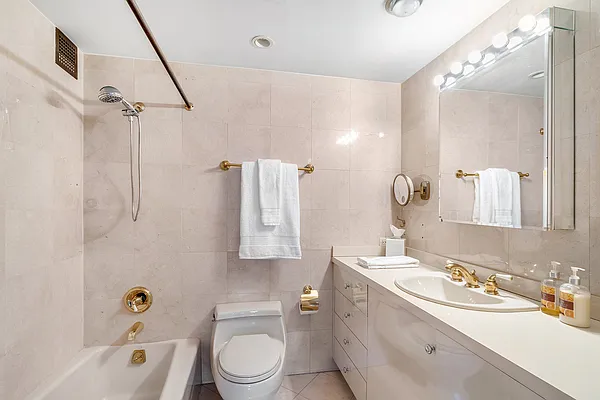 Sold by Christie's International Real Estate Group, LLC | media 17