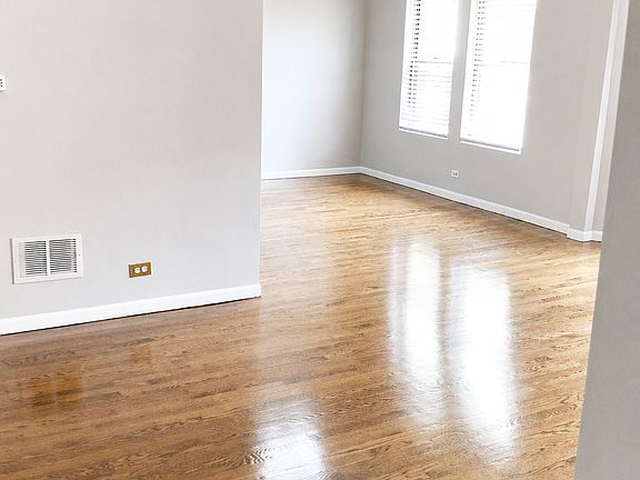 3rd image of 4529.5 S Drexel Blvd