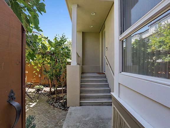 3rd image of 238 Peckham Ct