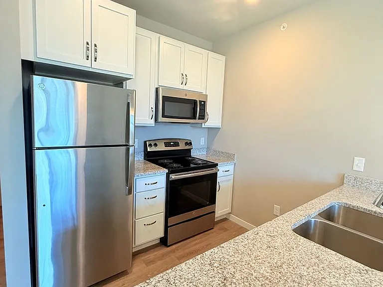 Lincoln Street Apartments — Photo 31