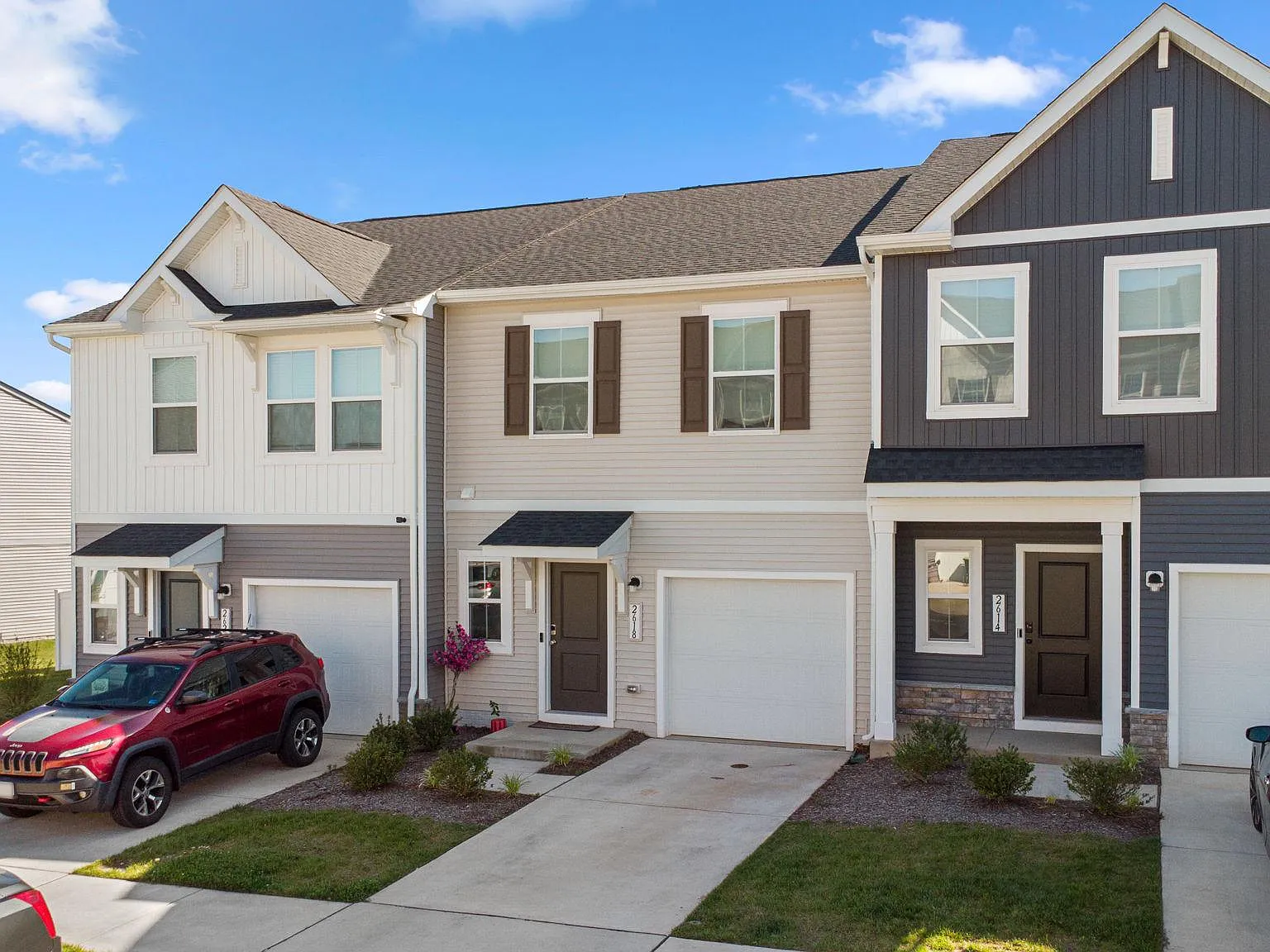 3 bed, 2.5 bath, 1600 sqft, $2,400 — Photo 2