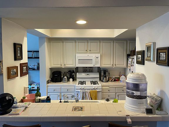 Kitchen and breakfast bar