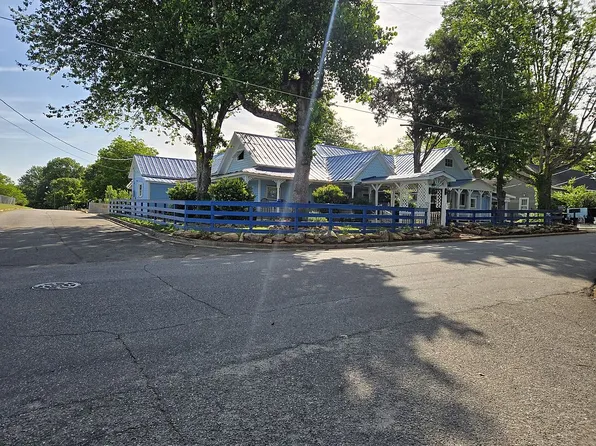 215 Cherry Mountain St, Ellenboro, NC 28040