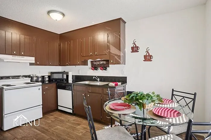 527 Michael St — Photo 1