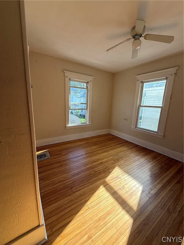 4 bed, 1.0 bath, 1378 sqft, $2,500 — Photo 3