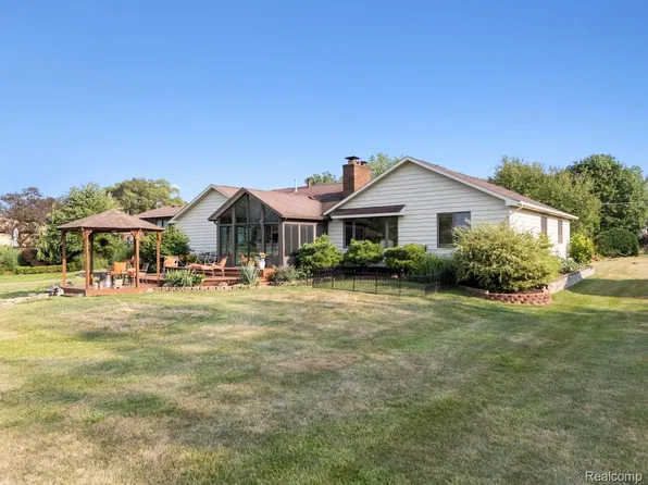 413 E Rolston Rd, Linden, MI 48451