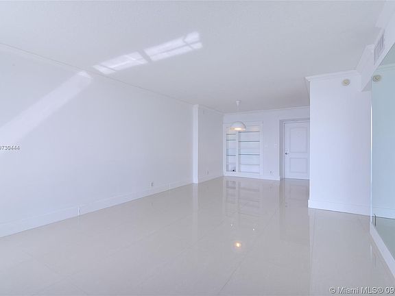 3rd image of 100 Bayview Dr APT 1608