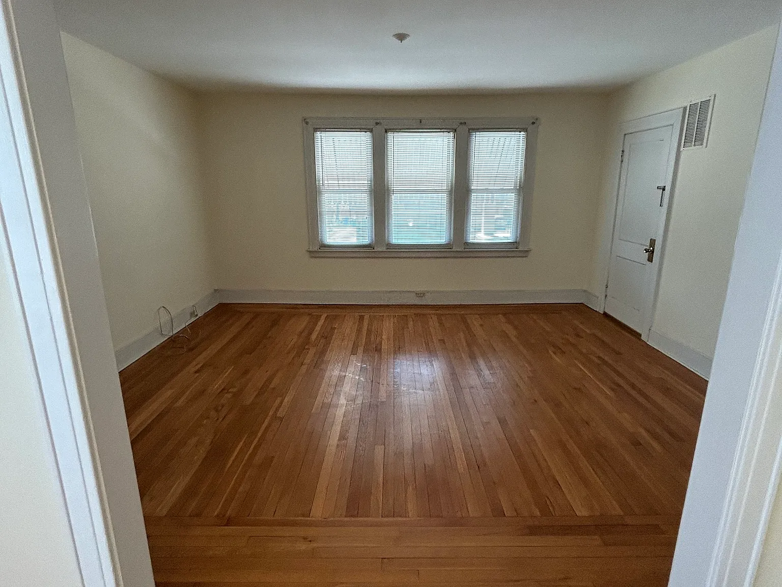 3 bed, 1152 sqft, $2,000 — Photo 2