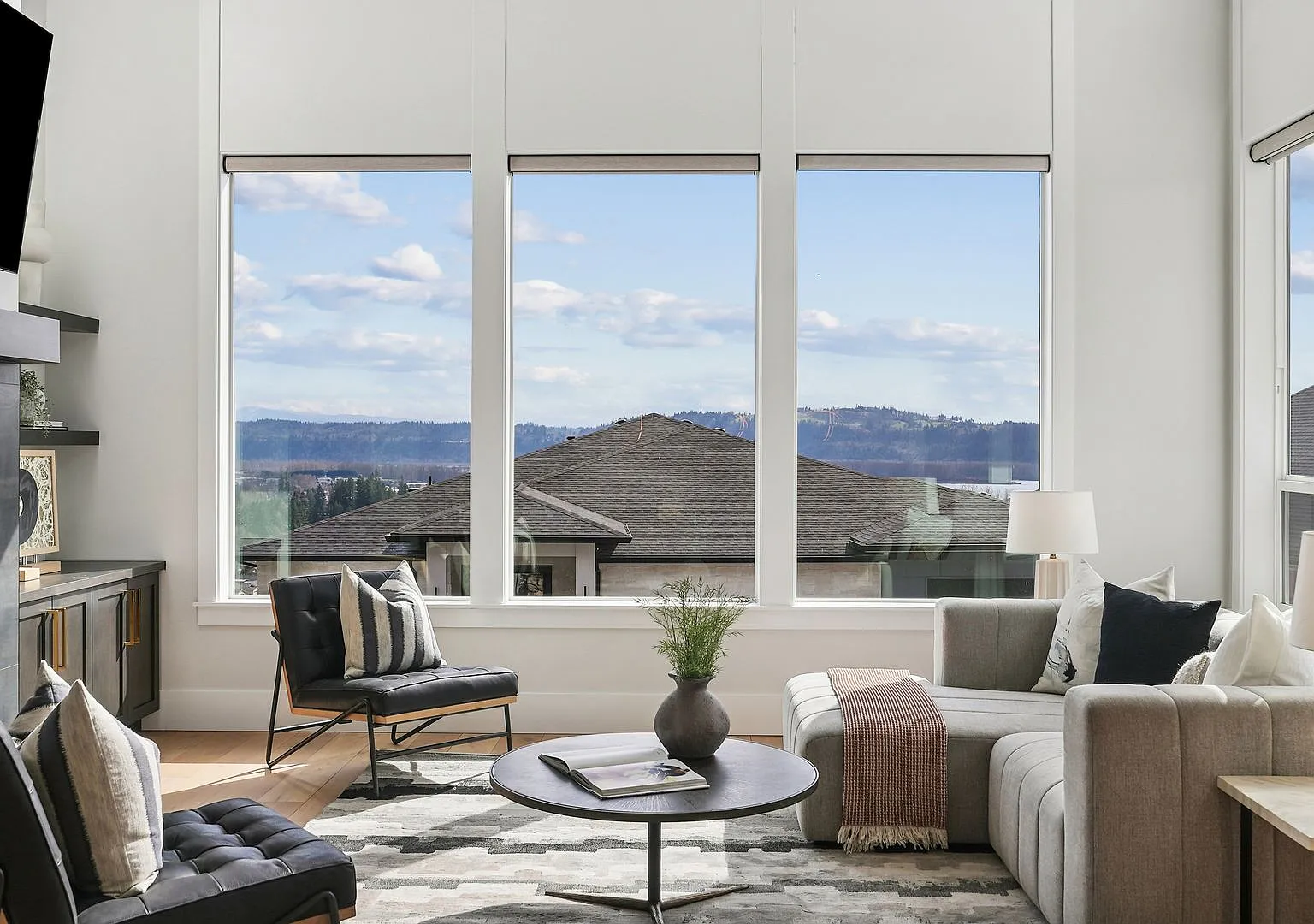 Elevated Luxury With Sweeping Columbia River Views — Photo 4