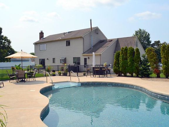 3rd image of 341 Teaberry Ct