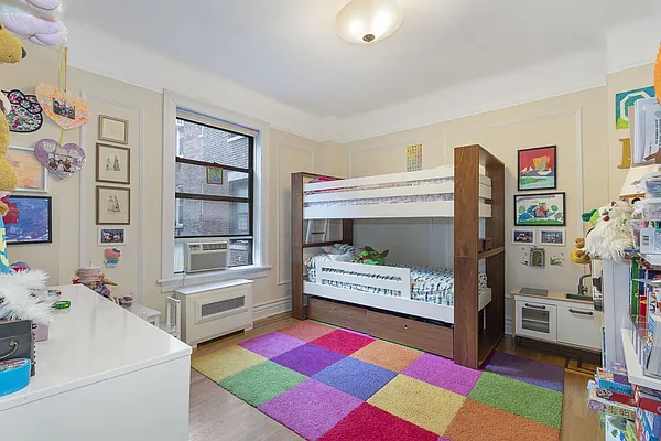 Sold by AAU Real Estate Advisors | media 6