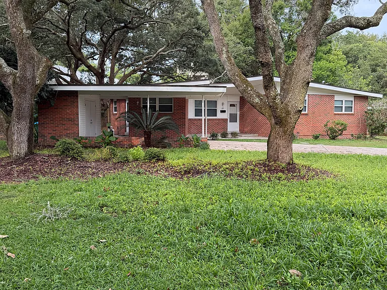 123 Gilmore Dr — Photo 1