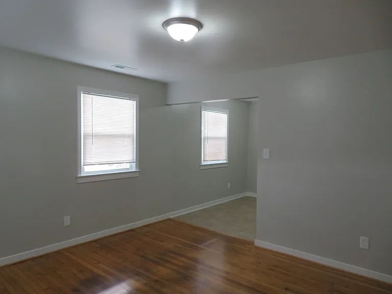 327 S 13th Ave — Photo 2