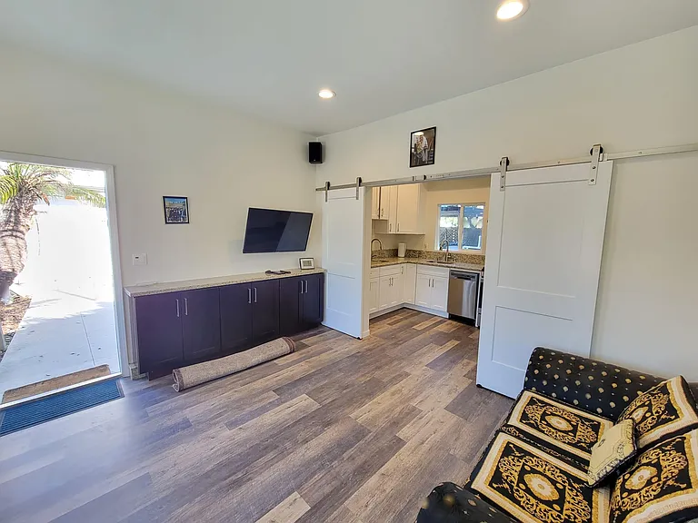 4926 N Rupert Ave — Photo 2