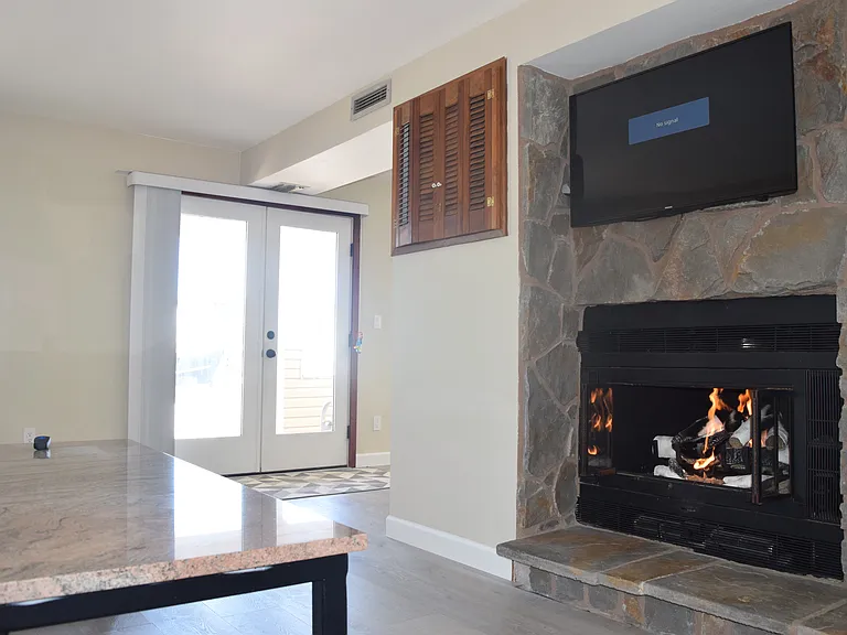 611A W Burk Ave — Photo 4
