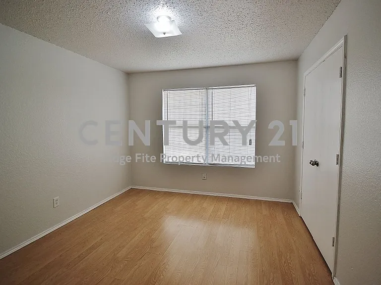 3325 Tioga St — Photo 10