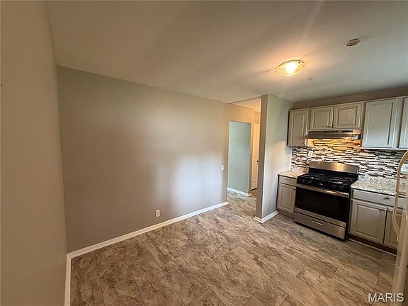 5th image of 1388 Farmview Ave