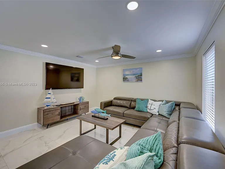 1109 Hollywood Blvd — Photo 33