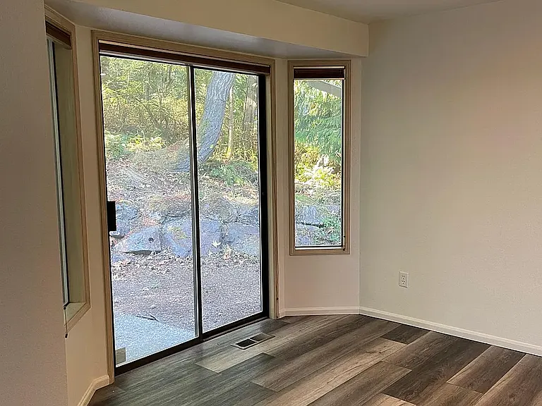 Dining area connecting the outdoor space