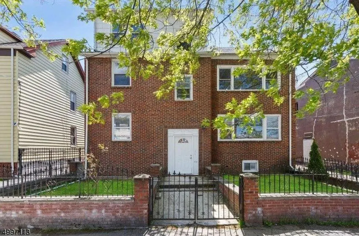 3 bed, $2,400 — Photo 1