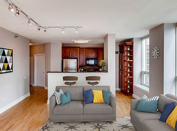 4th image of 600 N Kingsbury St APT 1403