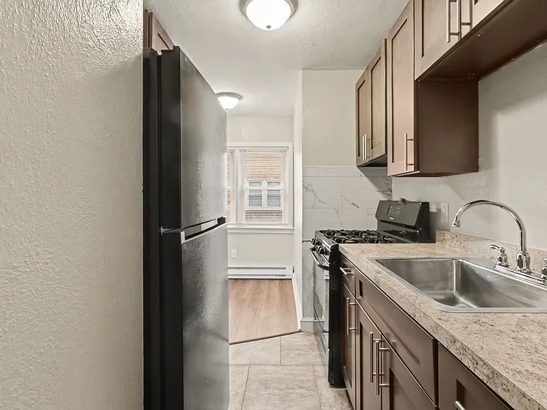 104 N Madison St — Photo 5