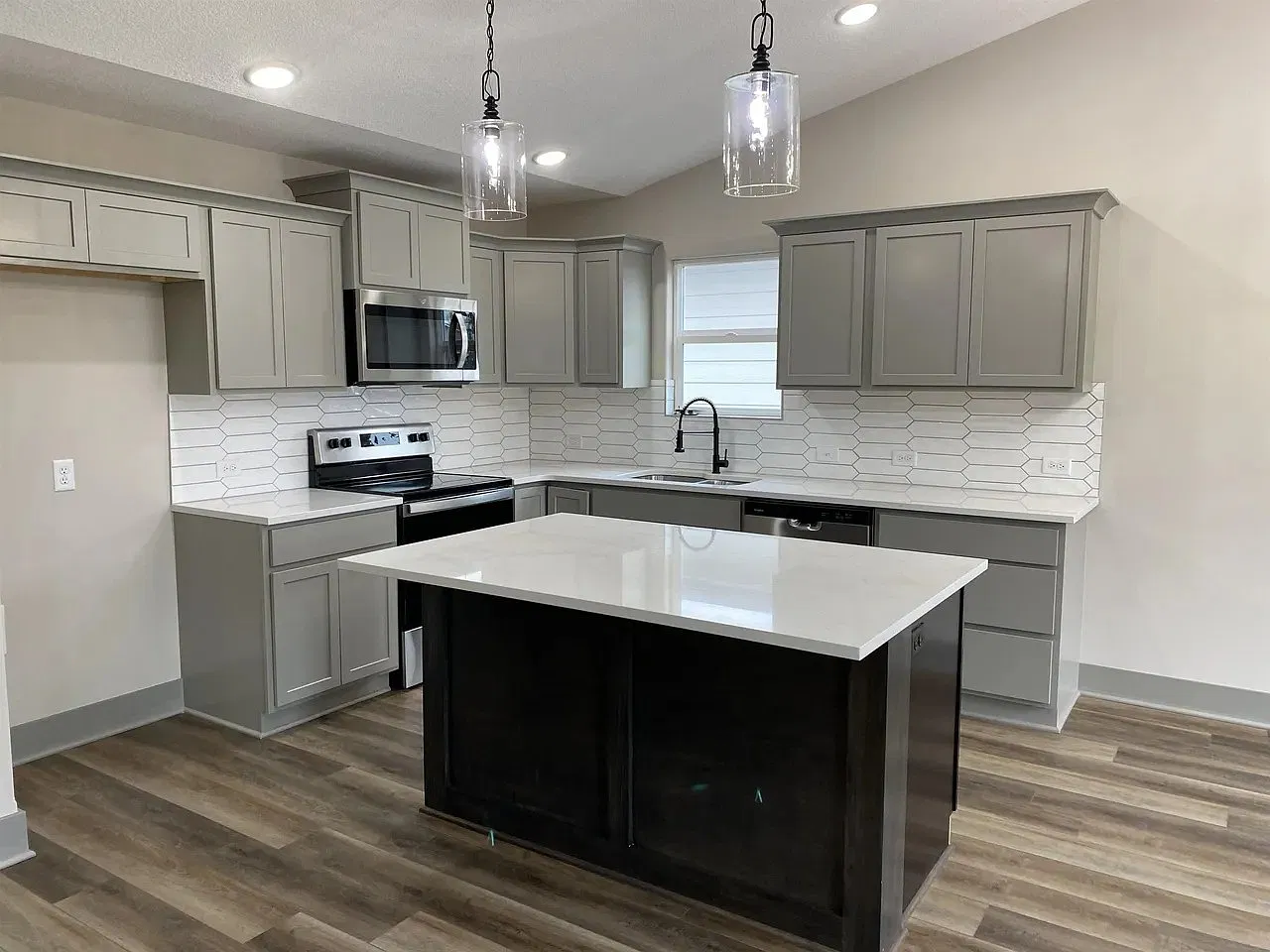 4 bed, 2256 sqft, $2,650 — Photo 2