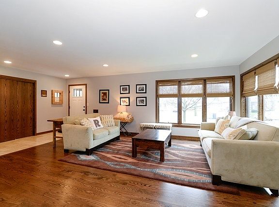 2nd image of 6233 N Forest Glen Ave