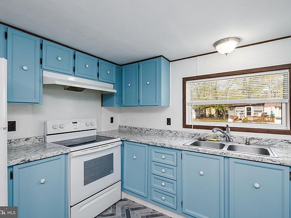4th image of 25875 Plum St