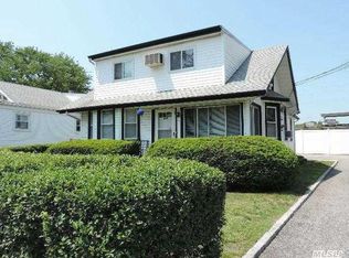 475 Oak St, Copiague, NY 11726