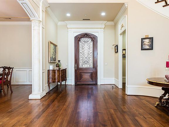 4th image of 5849 Versailles Ave