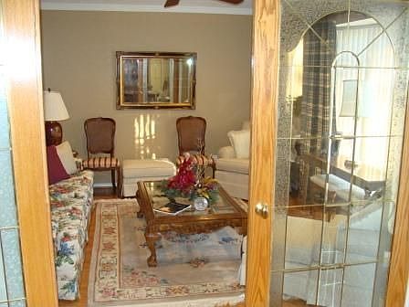 3rd image of 6341 Glennox Ln