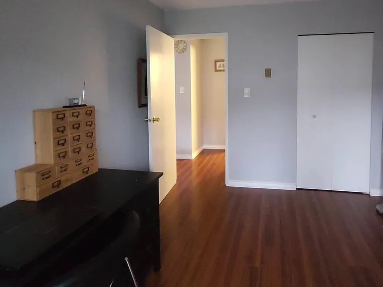 1050 Howie Ave — Photo 4