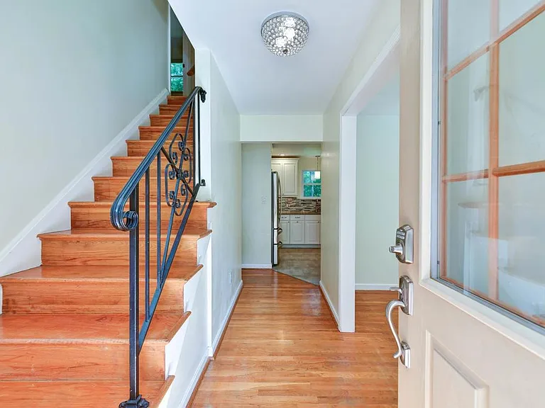 8700 Sudbury Pl — Photo 2