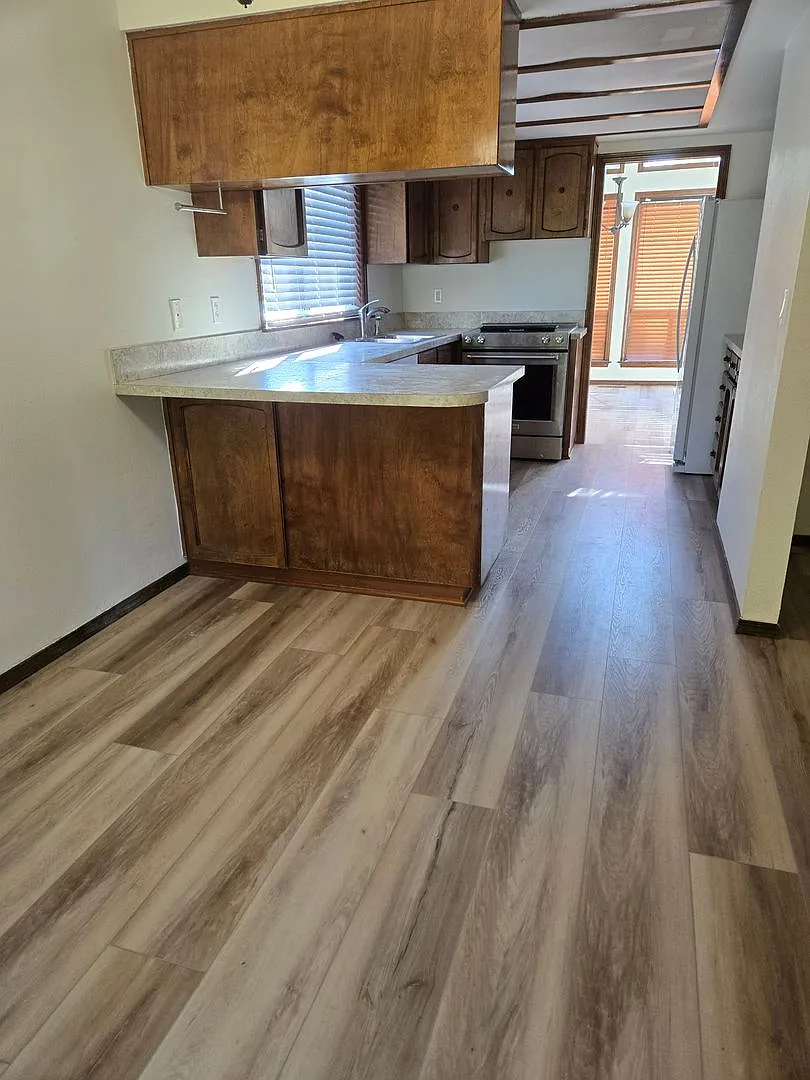 Rare One level Ranch -Huge Fenced Backyard Includes Yard Service- Happy Valley — Photo 4
