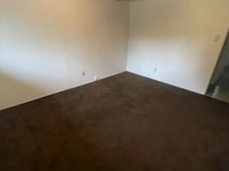 504 Lake Dr — Photo 3