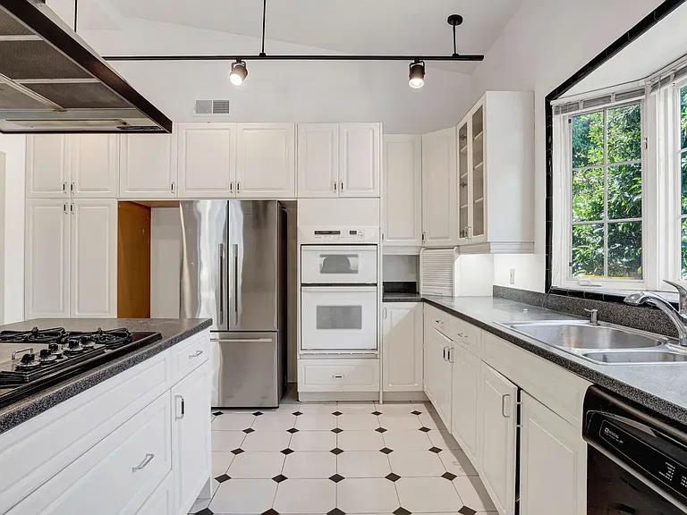 3596 Louis Rd — Photo 15