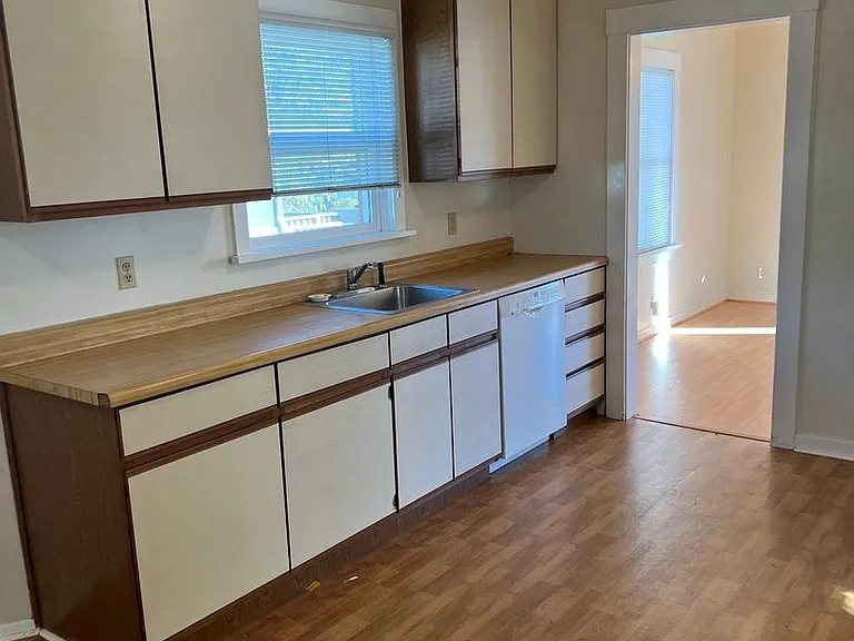 145 La Rue Ave — Photo 10