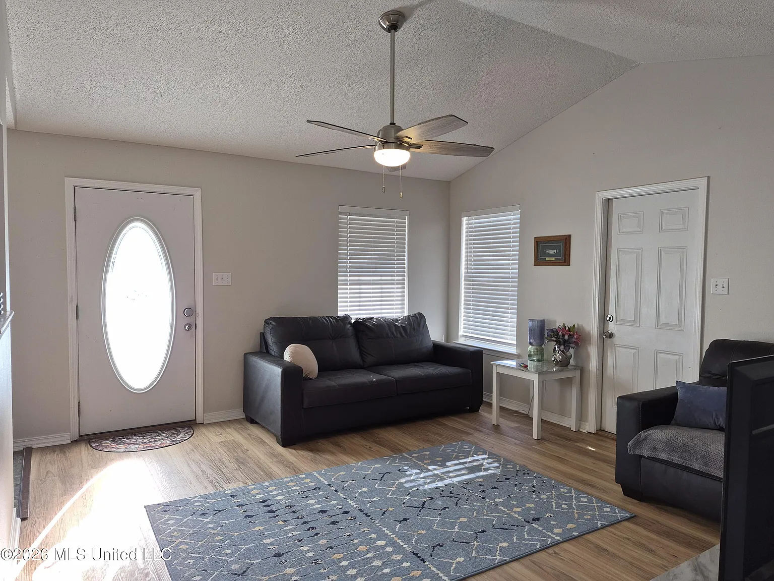 3 bed, 2.0 bath, 1244 sqft, $1,800 — Photo 2