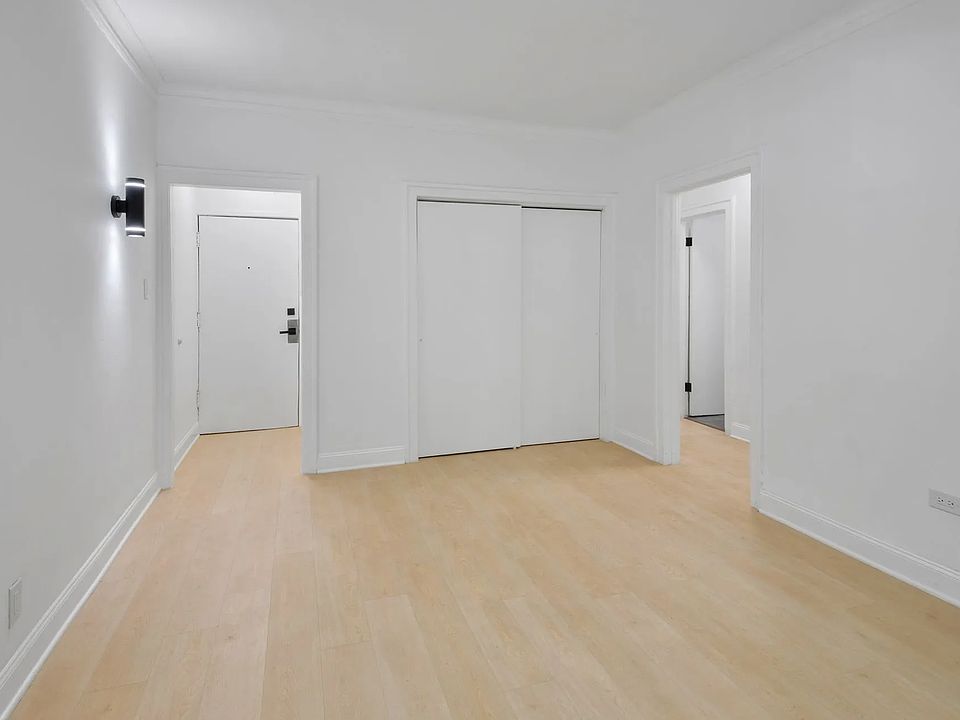 1st image of 905-915 W Carmen Ave #204