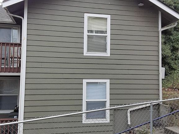 Front of unit steps going up to I Street