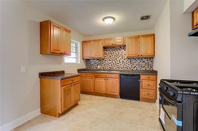 4 bed, 2.0 bath, 1300 sqft, $1,750 — Photo 3