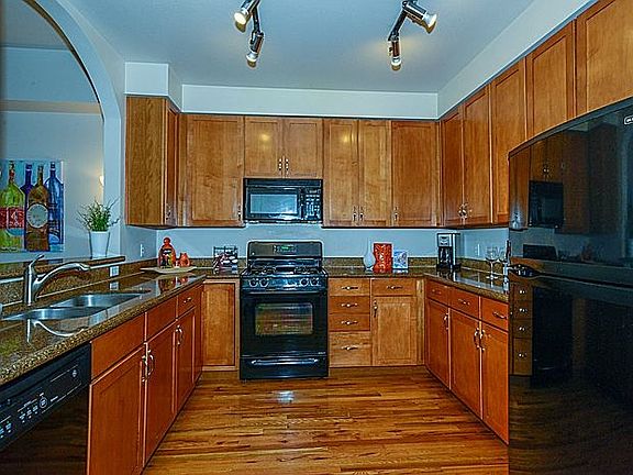 5th image of 1489 Steele St APT 113