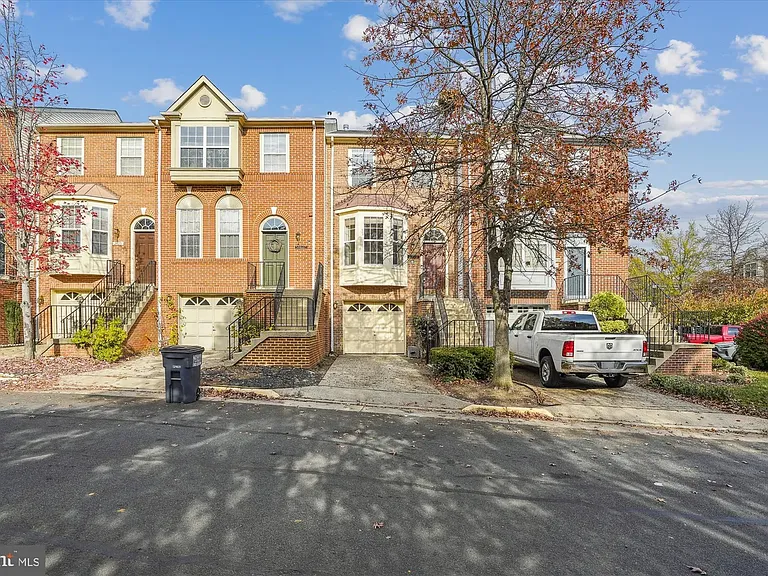 2409 Simpkins Farm Dr — Photo 1