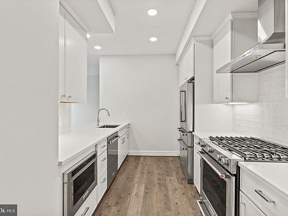 4th image of 625 Slaters Ln #301W